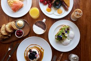Blacknest Golf and Country Club في ألتون: طاولة عليها أطباق من طعام الإفطار