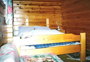 1 dormitorio con 1 cama en una habitación de madera en Chalet de 2 chambres avec terrasse amenagee a Sixt Fer a Cheval en Sixt