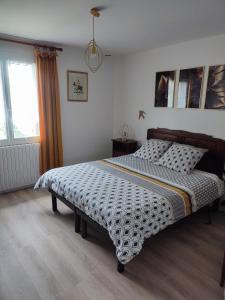 ein Schlafzimmer mit zwei Betten und einem Fenster in der Unterkunft Maison de vacances en Dordogne in Lanquais