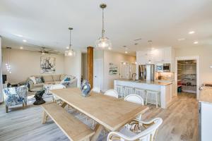 Una cocina y una sala de estar con una mesa y sillas de madera. en Rooftop Deck and Hot Tub Mexico Beach Home!, en Mexico Beach