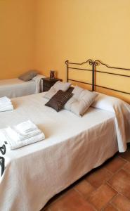 een slaapkamer met 2 bedden en witte handdoeken bij 3 bedrooms apartement with sea view and furnished garden at Montallegro 2 km away from the beach in Montallegro