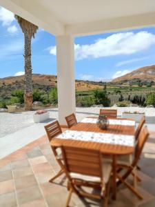 een tafel en stoelen op een patio met uitzicht op de woestijn bij 3 bedrooms apartement with sea view and furnished garden at Montallegro 2 km away from the beach in Montallegro