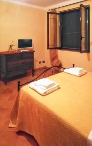 een hotelkamer met een bed met handdoeken erop bij 3 bedrooms apartement with sea view and furnished garden at Montallegro 2 km away from the beach in Montallegro