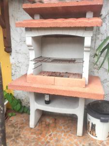 a barbecue grill on a shelf on a patio at Appartement de 2 chambres avec jardin clos et wifi a Basse Terre in Basse-Terre
