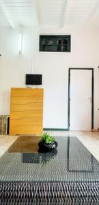 Habitación con mesa y puerta de madera. en Appartement de 2 chambres avec jardin clos et wifi a Basse Terre en Basse-Terre