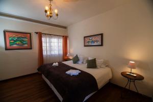 拉巴斯的住宿－阿納米精品飯店，一间卧室,床上放着两只动物