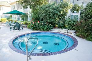 a small swimming pool in the middle of a courtyard at Palace View Resort by Spinnaker in Branson +29 photos