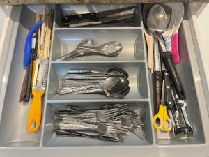un tiroir rempli d'ustensiles et d'ustensiles dans l'établissement Cloud villa, à Pattaya (sud)