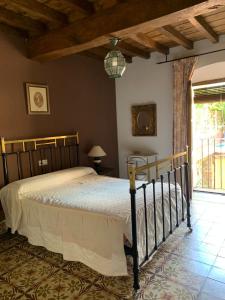 Casa Churruca في جاريز دي لا فيرا: غرفة نوم بسرير كبير في غرفة
