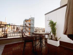 東京にある41池袋最中心 两室一厅 池袋站10分 2 rooms Ikebukuro center 10 mins to ST Max 5P 直达新宿 涉谷 表参道 池袋 上野 代代木 银座 原宿の眺めの良いバルコニーにテーブルと椅子が置かれている