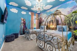 ein Schlafzimmer mit einem Bett mit einem Disney-Prinzessinnen-Wandbild in der Unterkunft Disney 6BR Family Home - Pool Theater Games BBQ in Kissimmee
