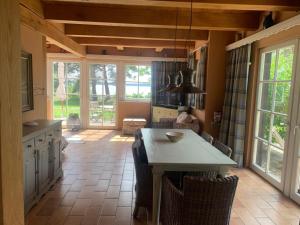 eine Küche mit einem Tisch und Stühlen im Zimmer in der Unterkunft Fischerhaus in Quilitz in Quilitz