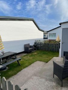 a backyard with a picnic table and a fence at Seaside Escape Chalet in Bridlington in Bridlington