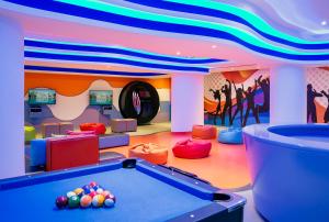 pokój zabaw dla dzieci ze stołem bilardowym w obiekcie Azia Resort & Spa w Pafos