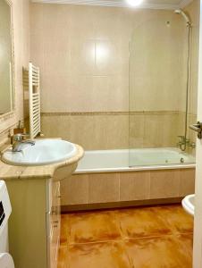 a bathroom with a sink and a bath tub at CarreraHouses Lugo in Vigo