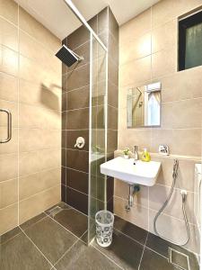 Et badeværelse på D Pristine - Cozy Family Retreat by Cowidea