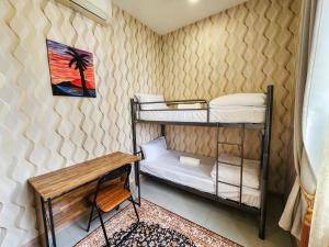 En eller flere senge i et værelse på D Pristine - Cozy Family Retreat by Cowidea + 34 billeder