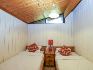 2 łóżka pojedyncze w pokoju z oknem w obiekcie Ash Lodge w mieście Ripon