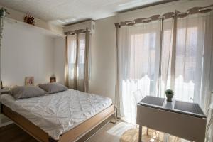 1 dormitorio con 1 cama, escritorio y ventanas en Magnifique studio centre Cannes Vieux port-Croisette-Plages, en Cannes