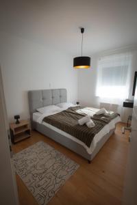 ein Schlafzimmer mit einem großen Bett in einem Zimmer in der Unterkunft Lega Donji Grad Self check in, private Parking in Osijek