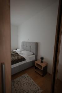 ein Schlafzimmer mit einem Bett und einem kleinen Tisch in der Unterkunft Lega Donji Grad Self check in, private Parking in Osijek