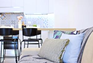 ein Wohnzimmer mit Sofa und einem Tisch mit Stühlen in der Unterkunft Pertus in Follonica