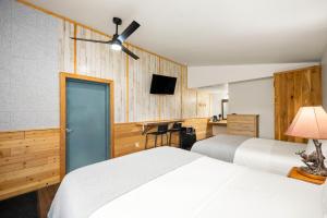 Moose Inn tesisinde bir odada yatak veya yataklar