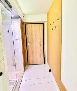 Postel nebo postele na pokoji v ubytování Jacuzzi Experience by perfect-living Ιωάννινα