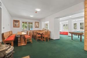 Posezení v ubytování Špindl Lodge Apartments Self check-in & Sauna + 27 fotografií