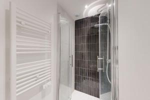 a shower with a glass door in a bathroom at CHAL3 Duplex cosy à 200m du Capitole in Toulouse
