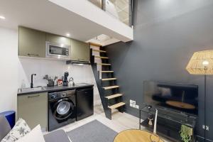 a living room with a kitchen and a staircase in a house at CHAL3 Duplex cosy à 200m du Capitole in Toulouse