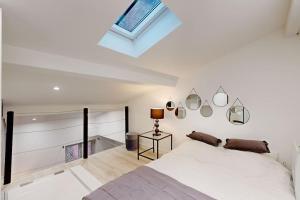 a bedroom with a bed and mirrors on the wall at CHAL3 Duplex cosy à 200m du Capitole in Toulouse +13 photos
