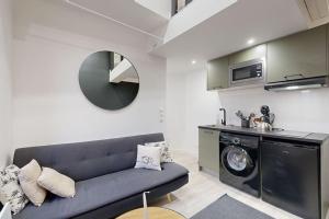 a living room with a couch and a washing machine at CHAL3 Duplex cosy à 200m du Capitole in Toulouse