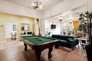 Biliár nebo kulečník v ubytování Banana Leaf Villa-Marley Junior Suite with Living Room