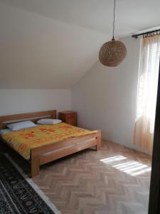 ein Schlafzimmer mit einem Bett und einer Hängeleuchte in der Unterkunft Pelister Riverside Villa in Bitola