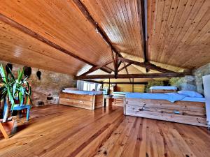 CarreçoにあるAlbergue Casa do Sardãoの木製の天井が特徴の広い客室で、ベッド2台が備わります。