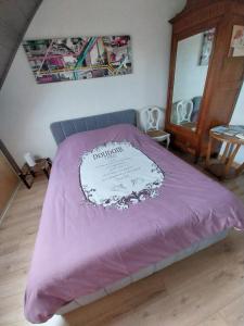Postel nebo postele na pokoji v ubytování Un ptit coin de paradis chez JF et Daisy à Plouescat