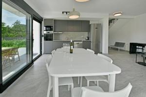 Η κουζίνα ή μικρή κουζίνα στο Villa Bianca