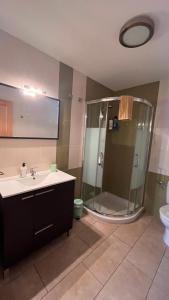 y baño con ducha y lavamanos. en CA LIDIA -Allotjament Rural EL BALCONET, en Benimantell