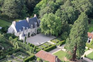 an aerial view of a house with a garden at Gîte Bleu - Les Gîtes de La Closerie - Charme & Détente en Sud Touraine - Châteaux de la Loire in Le Tranger