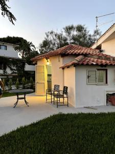 a patio with a table and chairs in front of a house at Villetta Suite indipendente in Santa Maria