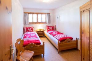 
Ein Bett oder Betten in einem Zimmer der Unterkunft Ferienwohnungen Muntschi
