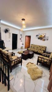 ein großes Wohnzimmer mit Sofas und Tischen in einem Zimmer in der Unterkunft Mustafa Farm in Adschlun
