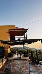 ein Gebäude mit Balkon darüber in der Unterkunft Mustafa Farm in Adschlun