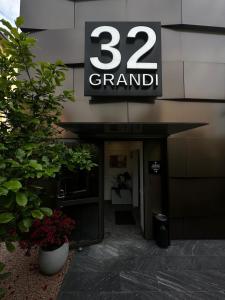 an office building with a sign that reads grand at Grandi 32 in Segrate