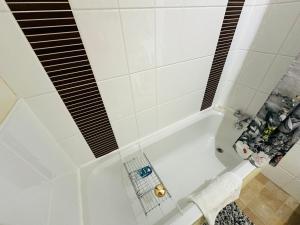 Koupelna v ubytování Lovely double room with private bathroom and Double room with shared toilet & PARKING FREE