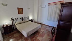 ein Schlafzimmer mit einem Bett, einer Kommode und einem Fenster in der Unterkunft Hostal San Cayetano in Ronda