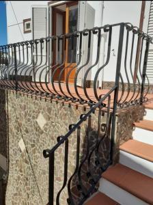 una recinzione sulle scale di una casa di Casa vacanza Lipari a Città di Lipari