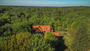 eine Luftansicht eines Hauses inmitten eines Waldes in der Unterkunft Dom Gościnny Stara Szkoła in Wysoka Wieś