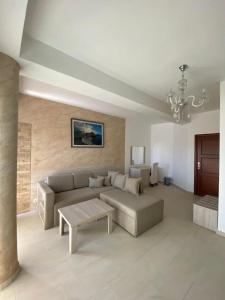 sala de estar con sofá y mesa en Imperial Hotel en Ulcinj